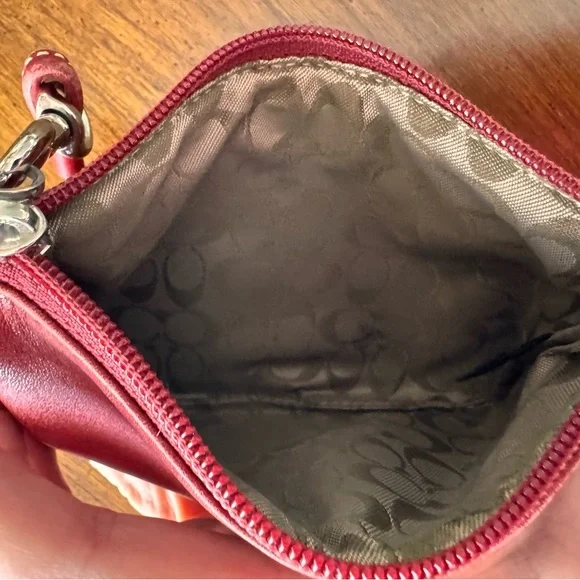 COACH. Vintage red leather wristlet. - Picture 5 of 6